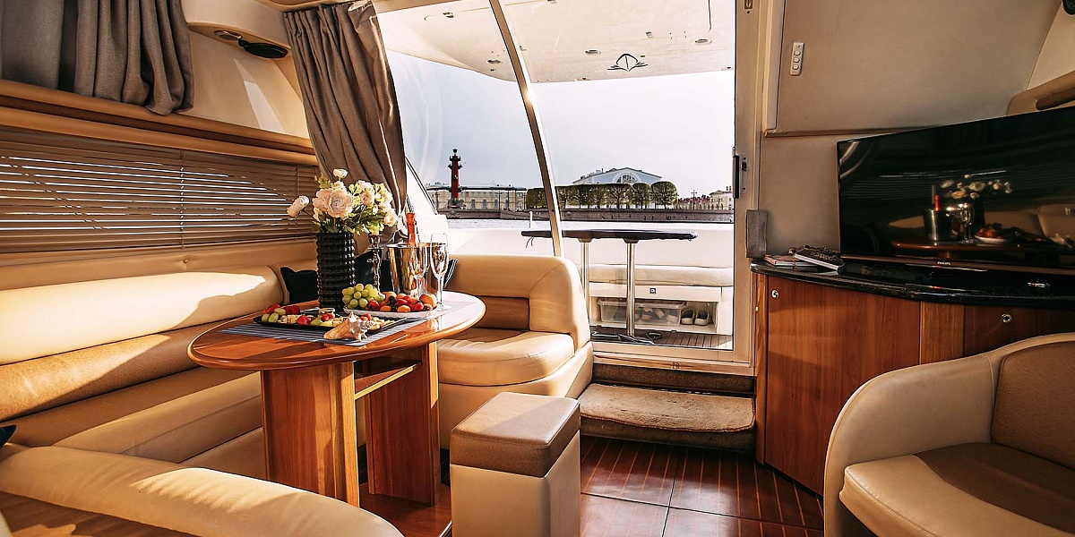 Аренда моторной яхты Sealine 39 АМО в Санкт-Петербурге